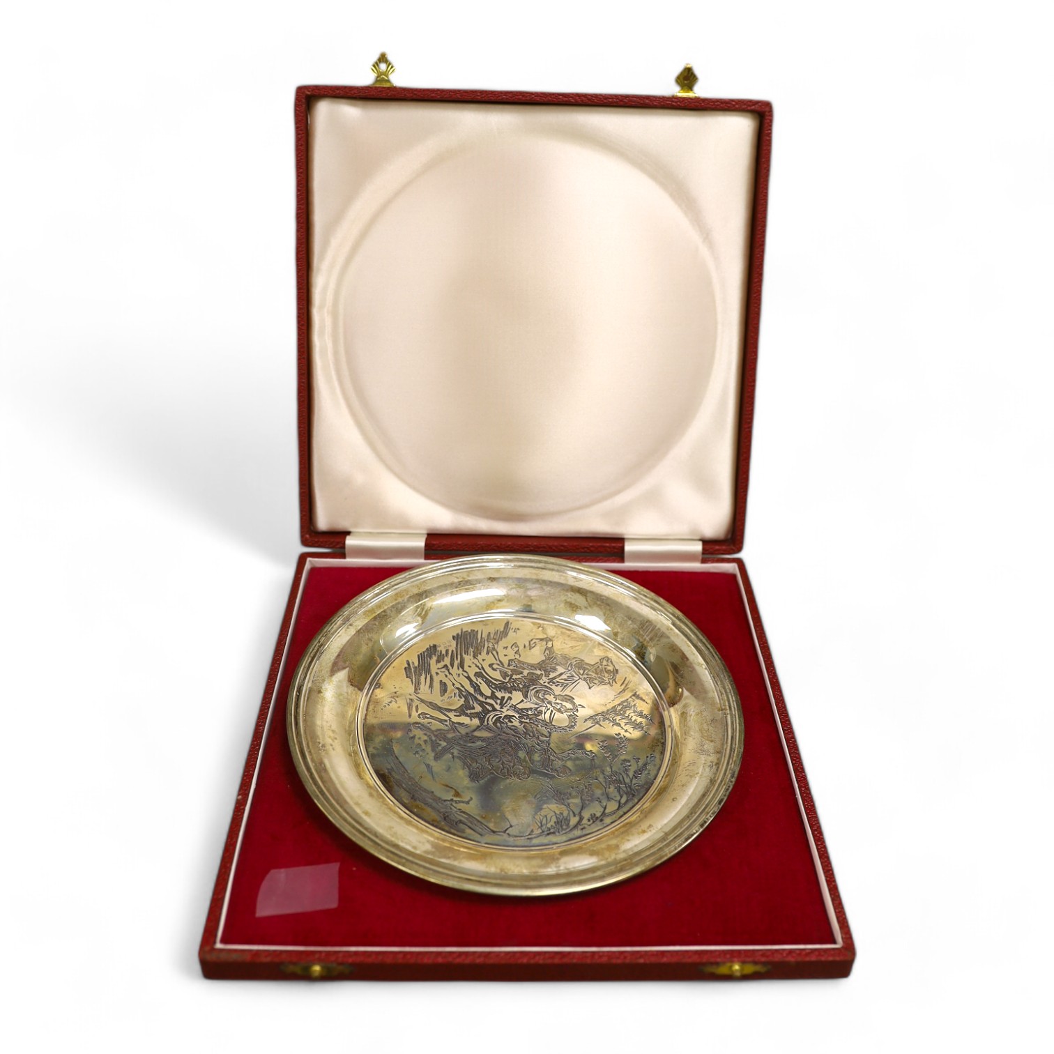 A cased silver plate, decorated with Troika scene, 19cm diameter, 7.1oz. Condition - tarnished